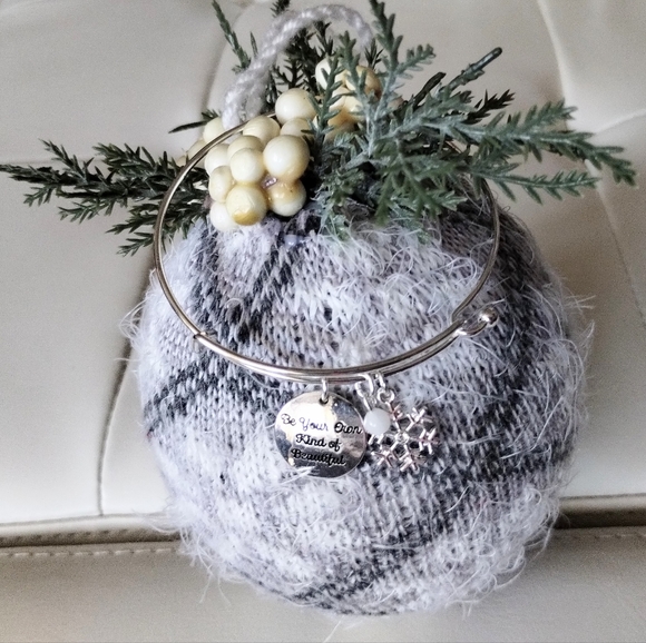 Avon Precious Charms Christmas Time Winter Themed Snowflake Bangle Bracelet - Picture 4 of 16